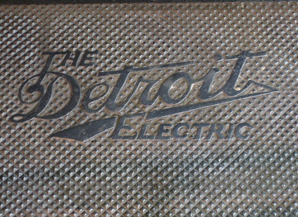 1914 Detroit Electric Car running board logo